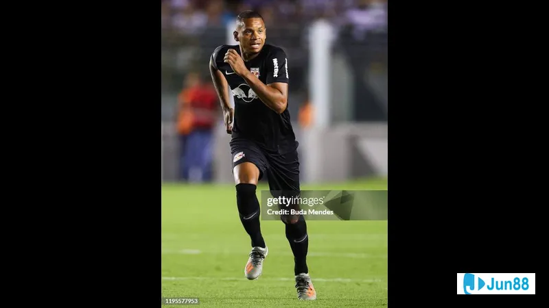 Cầu thủ Bragantino vượt qua hậu vệ Santos với tốc độ và kỹ thuật điêu luyện.