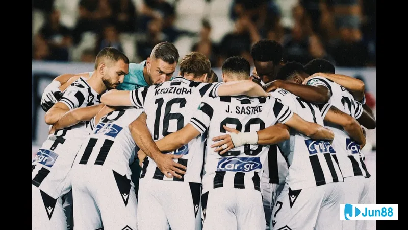 Trận đấu giữa PAOK và Maccabi Tel Aviv với tâm điểm là pha bóng nguy hiểm gây hồi hộp Trận đấu giữa PAOK và Maccabi Tel Aviv với tâm điểm là pha bóng nguy hiểm gây hồi hộp