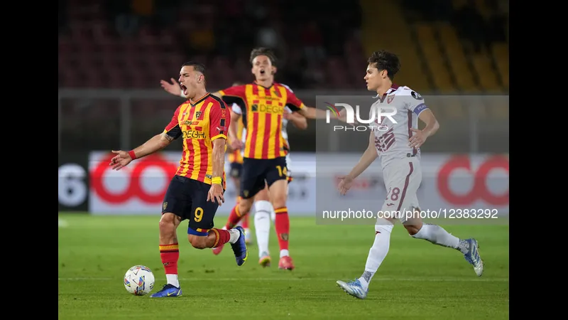 Cầu thủ từ đội Lecce cố gắng giữ bóng trước áp lực từ cầu thủ của đội Torino
