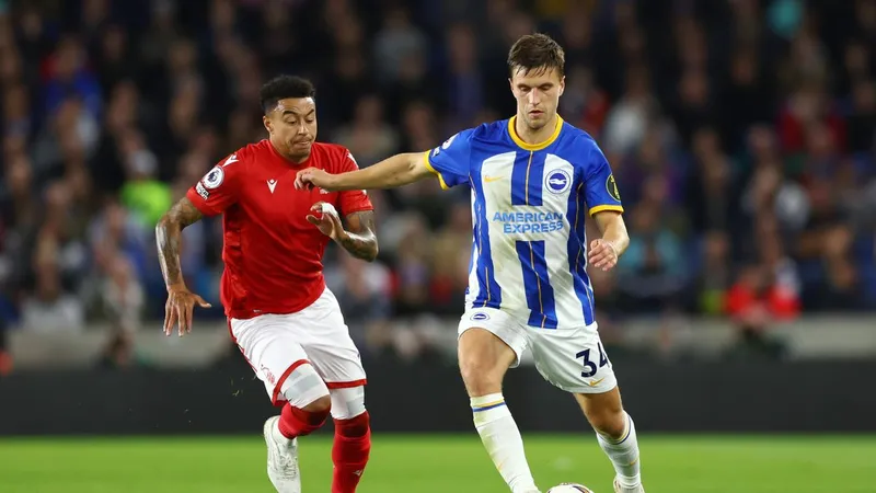 Cầu thủ Nottingham Forest với bóng trước hậu vệ Brighton trong trận đấu Cầu thủ Nottingham Forest với bóng trước hậu vệ Brighton trong trận đấu