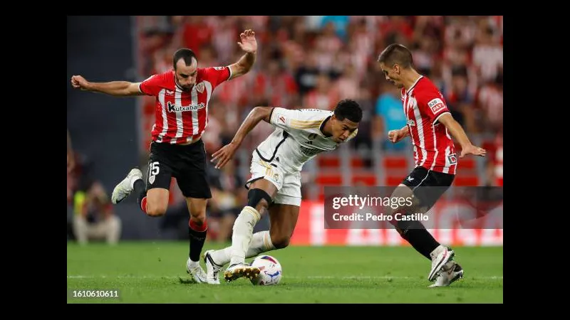 Cầu thủ của Athletic Bilbao nỗ lực chặn đứng pha tấn công của Real Madrid trên sân cỏ Cầu thủ của Athletic Bilbao nỗ lực chặn đứng pha tấn công của Real Madrid trên sân cỏ