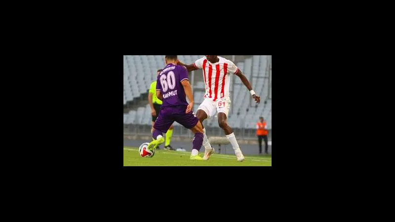 Cầu thủ của Boluspor dũng cảm tranh chấp bóng với cầu thủ Erzurumspor trong trận đấu