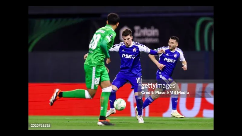 Cầu thủ Dinamo Zagreb vượt qua cầu thủ Real Betis để tìm đường vào vòng cấm đối phương
