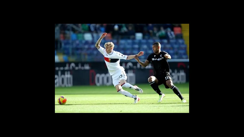 Cầu thủ của Udinese dừng bóng trước phòng ngự quyết liệt của Genoa Cầu thủ của Udinese dừng bóng trước phòng ngự quyết liệt của Genoa