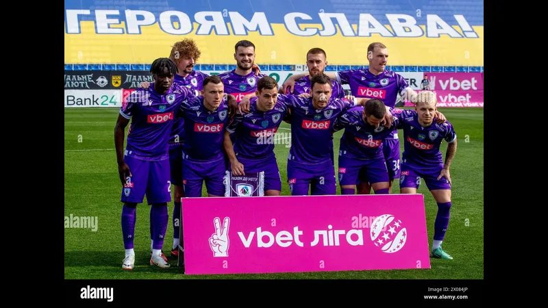 Cầu thủ LNZ Cherkasy vượt qua cầu thủ Shakhtar Donetsk trong trận đấu Cầu thủ LNZ Cherkasy vượt qua cầu thủ Shakhtar Donetsk trong trận đấu