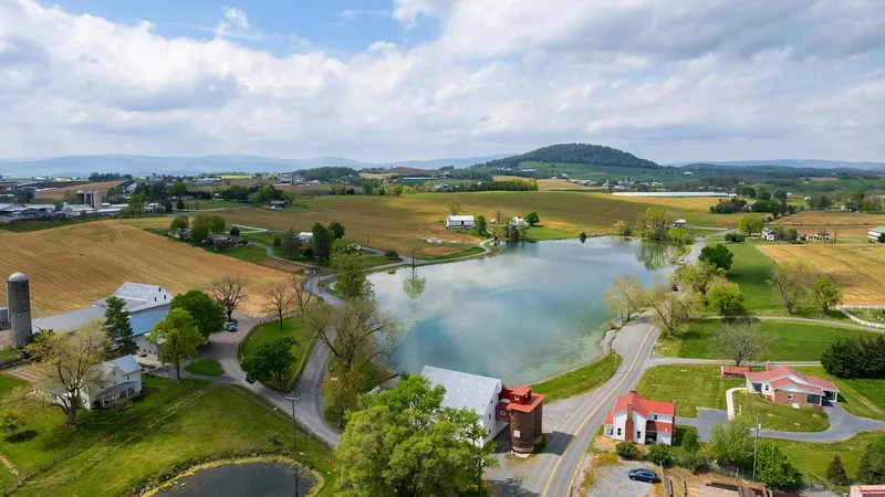 Cầu thủ Dayton tạo cơ hội ghi bàn trước West Virginia
