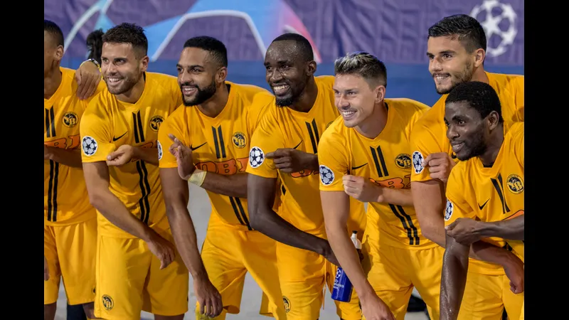 Cầu thủ Plzen và Young Boys tranh chấp bóng trước khung thành