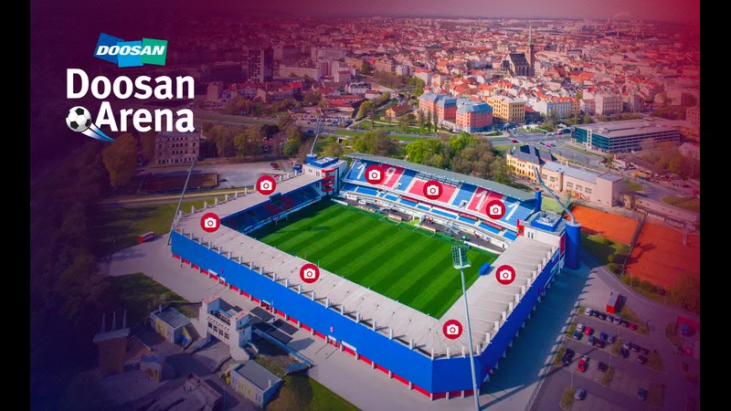 Cầu thủ Plzen và Young Boys tranh chấp bóng trước khán đài