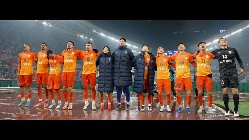Cầu thủ Shandong Taishan và Yunnan Yukun đối đầu trên sân