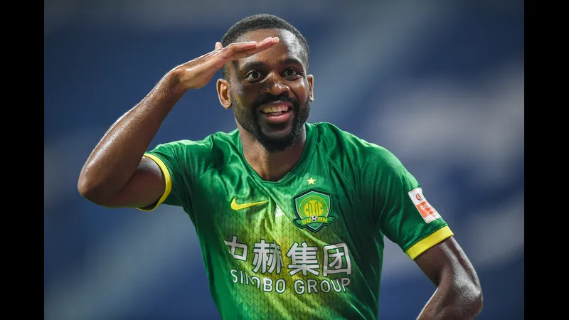 Cầu thủ Shanghai Shenhua và Beijing Guoan tranh chấp bóng trên sân