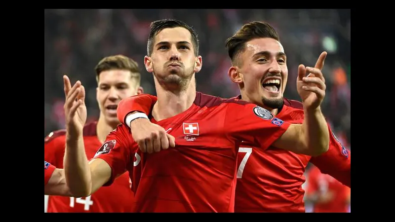 Cầu thủ Thụy Sĩ đang nỗ lực chặn bóng khỏi Argentina
