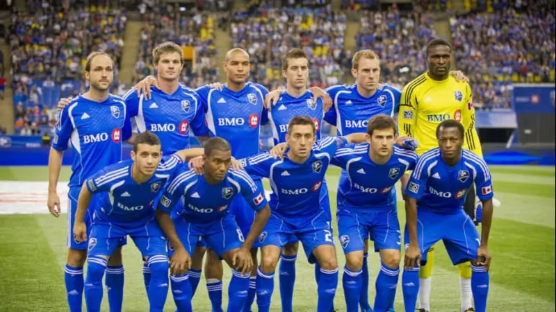 Cầu thủ Montreal vượt qua hậu vệ Vancouver để tạo ra cơ hội ghi bàn